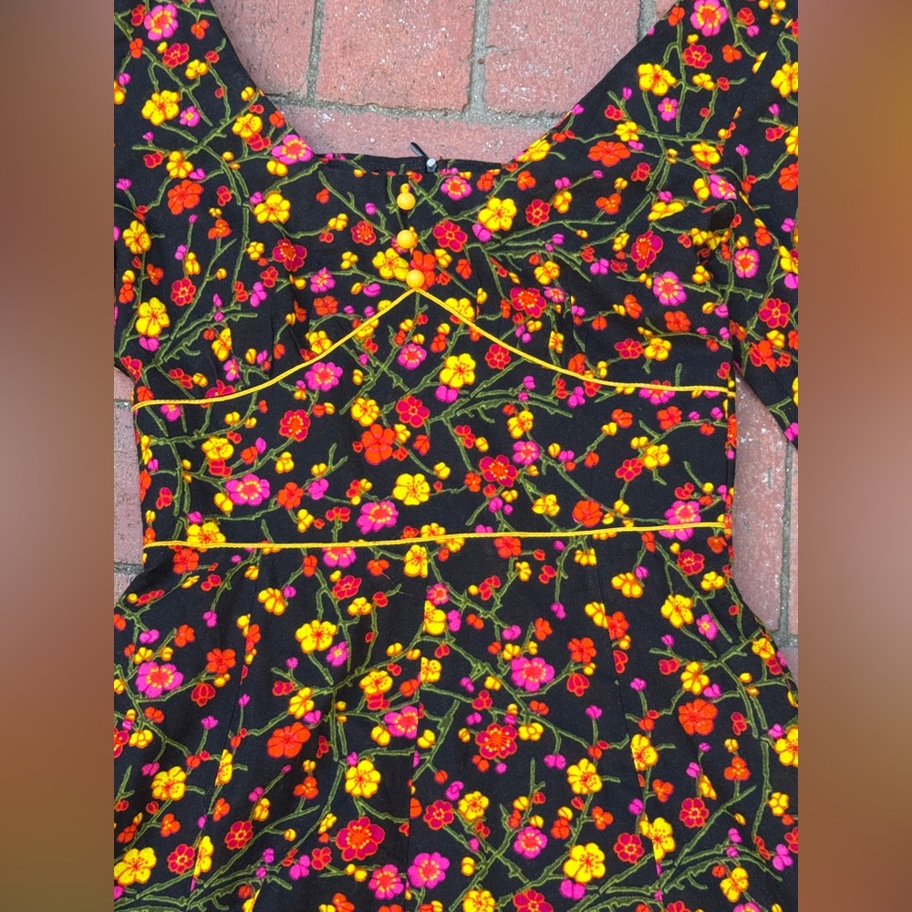 70s Vintage Micro Mini acrylic barkcloth long sleeved dress w. bright flowers XS - Picture 3 of 8